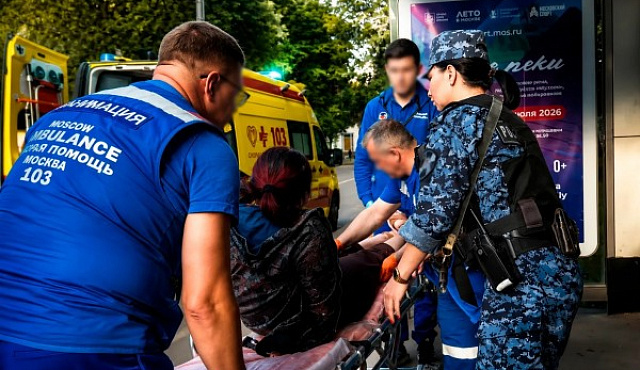 В МОСКВЕ СОТРУДНИКИ РОСГВАРДИИ ОКАЗАЛИ ПОМОЩЬ ДЕВУШКЕ, ПОТЕРЯВШЕЙ СОЗНАНИЕ НА УЛИЦЕ